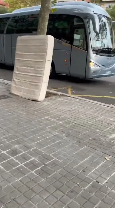 Secreto en un colchón – arte urbano en Barcelona: escena del vídeo de Art Is Trash de Francisco de Pájaro