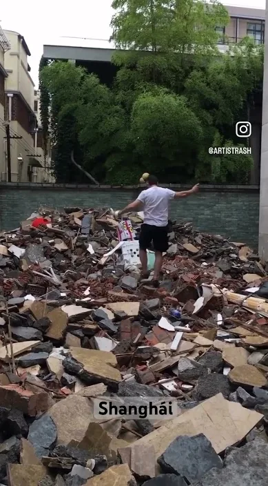 上海 中国 (Shanghái china) – バルセロナのストリートアート:Francisco de Pájaro による Art Is Trash の動画のワンシーン