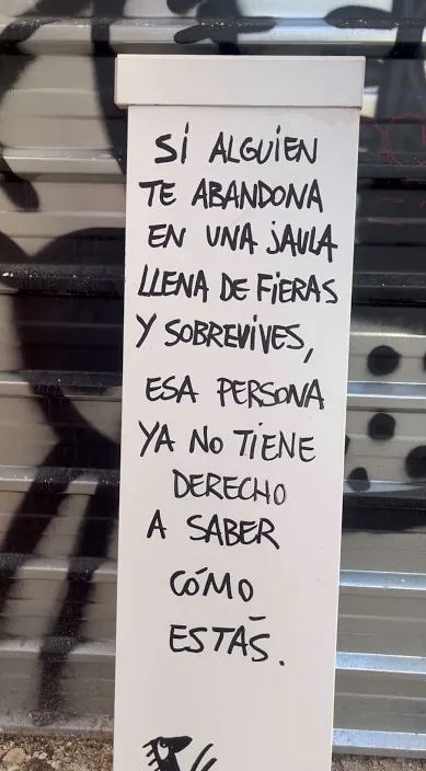 Se alguém te abandona (Si alguien te abandona) – arte de rua em Barcelona: cena do vídeo de Art Is Trash de Francisco de Pájaro