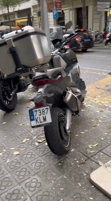 Si no existieras – arte urbano en Barcelona: escena del vídeo de Art Is Trash de Francisco de Pájaro