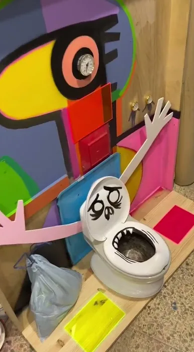 Sete peças ao mesmo tempo (Siete piezas a la vez es) – arte de rua em Barcelona: cena do vídeo de Art Is Trash de Francisco de Pájaro
