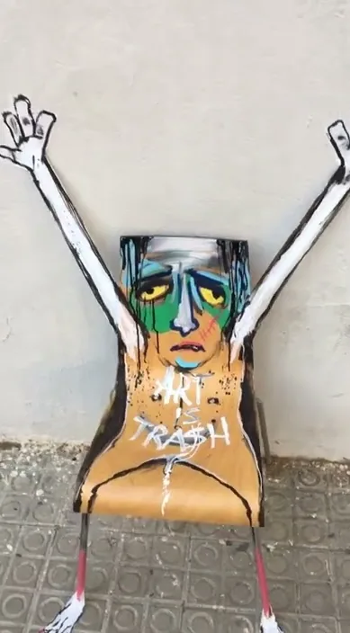 La chaise indignée (Silla indignada) – street art à Barcelone : scène de la vidéo Art Is Trash de Francisco de Pájaro