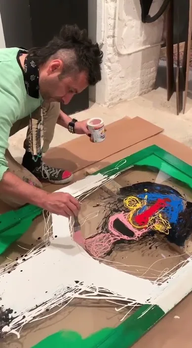 So Alone – street art in Barcelona: scene from the Art Is Trash video by Francisco de Pájaro