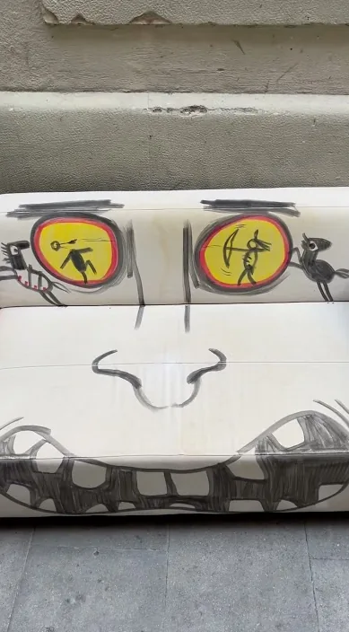 SOFÁ www. es – arte urbano en Barcelona: escena del vídeo de Art Is Trash de Francisco de Pájaro