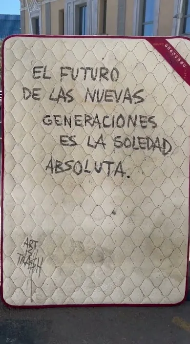 La solitud és (Soledad es) – art urbà a Barcelona: escena del vídeo d'Art Is Trash de Francisco de Pájaro