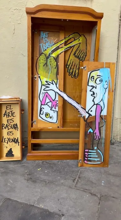 通りに置かれた人物画入りの古い木のワードローブ、バルセロナ、Art Is Trash