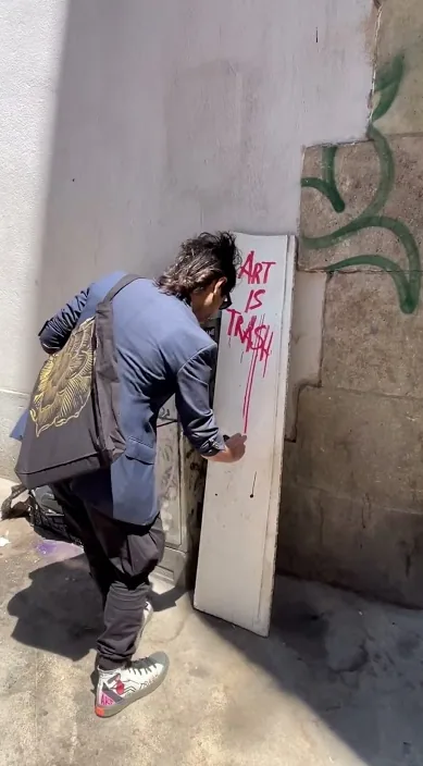 Tag trash es – arte urbano en Barcelona: escena del vídeo de Art Is Trash de Francisco de Pájaro