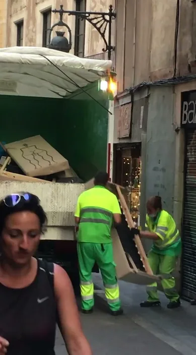 Todo tiene fin. www. es – street art in Barcelona: scene from the Art Is Trash video by Francisco de Pájaro