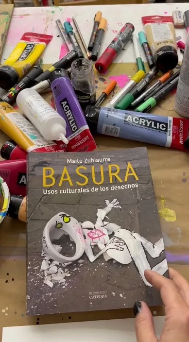 厕所 (Toilet) – 巴塞罗那街头艺术:Francisco de Pájaro 的 Art Is Trash 视频画面
