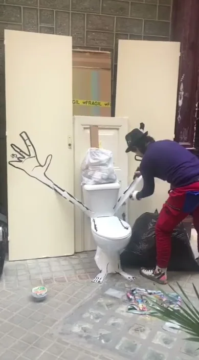 Toilet. es – street art in Barcelona: scene from the Art Is Trash video by Francisco de Pájaro