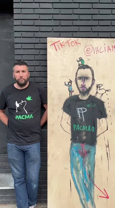 Toni af @Vacamos er (TONI de @Vaciamos es) – gadekunst i Barcelona: scene fra Art Is Trash-videoen af Francisco de Pájaro