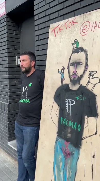 トニー・オブ・ワタシ (TONI @Vaciamos es) – バルセロナのストリートアート:Francisco de Pájaro による Art Is Trash の動画のワンシーン