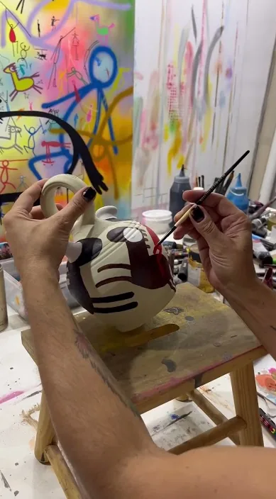 Arbejde i studiet. www. er (Trabajando en el estudio. www. es) – gadekunst i Barcelona: scene fra Art Is Trash-videoen af Francisco de Pájaro