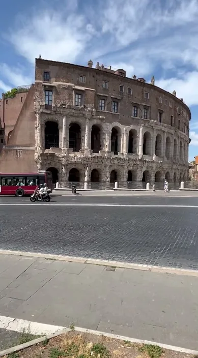 ローマ悲劇 (Tragedia romana) – バルセロナのストリートアート:Francisco de Pájaro による Art Is Trash の動画のワンシーン