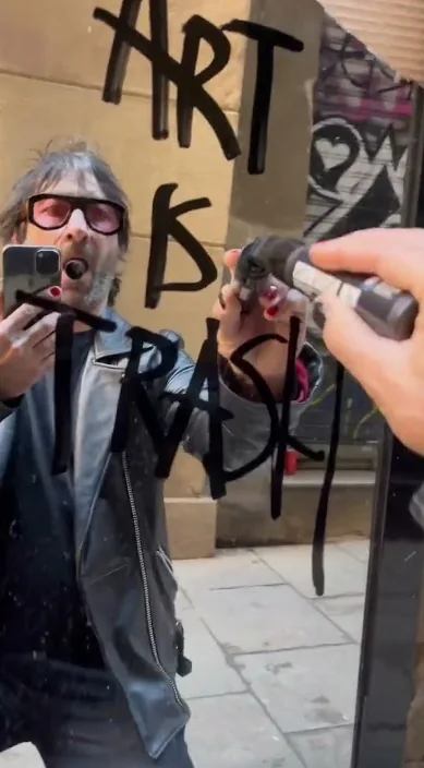 Trastorn (Trash) – art urbà a Barcelona: escena del vídeo d'Art Is Trash de Francisco de Pájaro
