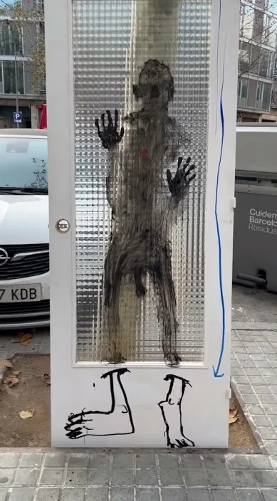 Trash la porta. www. és (Trash la puerta. www. es) – art urbà a Barcelona: escena del vídeo d'Art Is Trash de Francisco de Pájaro