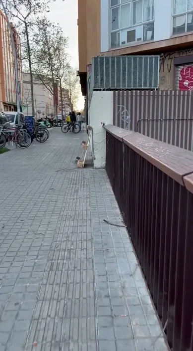 O teu coração é como um cebo (Tu corazón como cebo es) – arte de rua em Barcelona: cena do vídeo de Art Is Trash de Francisco de Pájaro
