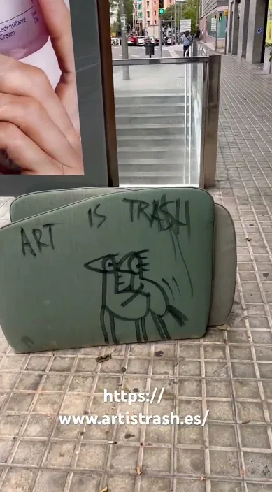 Um cavalo e uma águia (Un caballo y una yegua) – arte de rua em Barcelona: cena do vídeo de Art Is Trash de Francisco de Pájaro