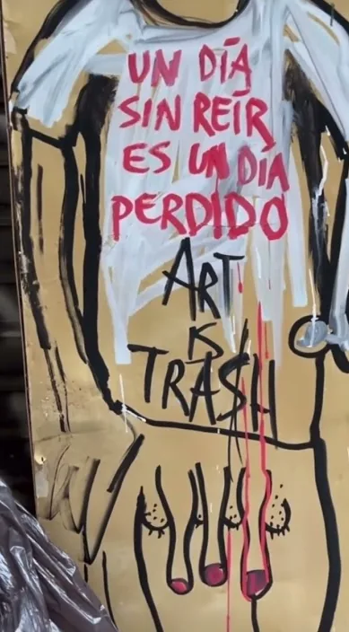 En dag uden latter (Un día sin reír) – gadekunst i Barcelona: scene fra Art Is Trash-videoen af Francisco de Pájaro