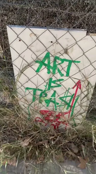 Un regal suculent per a qui el trobi – art urbà a Barcelona: escena del vídeo d'Art Is Trash de Francisco de Pájaro
