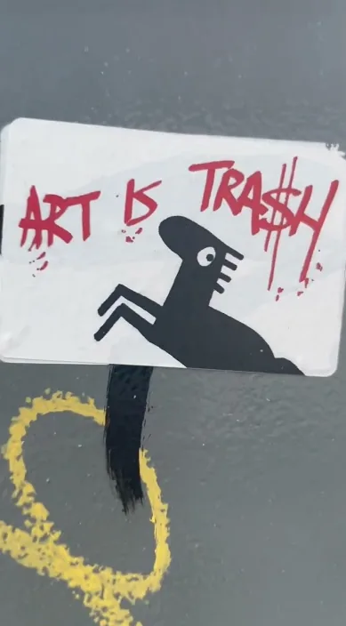 生涯を共にし、それは (Unidos para toda la vida. es) – バルセロナのストリートアート：Francisco de Pájaro による Art Is Trash の動画のワンシーン