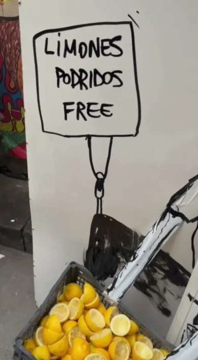 Venda de llimones. és (Vendo limones. es) – art urbà a Barcelona: escena del vídeo d'Art Is Trash de Francisco de Pájaro