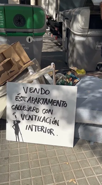 売却・賃貸WWW (Vendo o alquilo www. es) – バルセロナのストリートアート:Francisco de Pájaro による Art Is Trash の動画のワンシーン