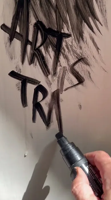 Veu (Vete) – art urbà a Barcelona: escena del vídeo d'Art Is Trash de Francisco de Pájaro