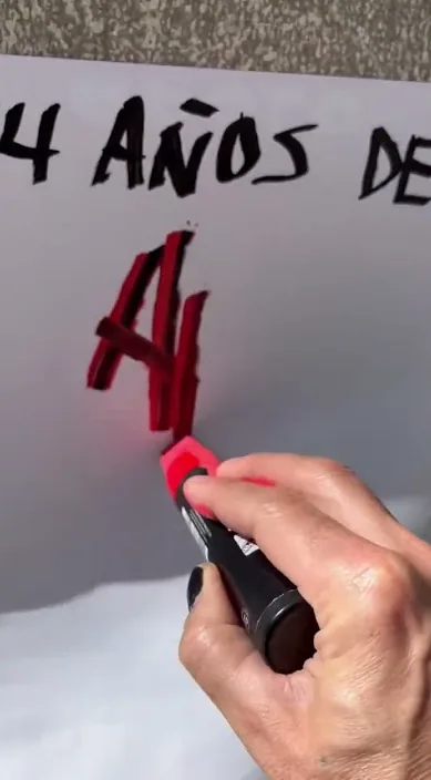 Veterano no lixo. é (Veterano en la basura. es) – arte de rua em Barcelona: cena do vídeo de Art Is Trash de Francisco de Pájaro