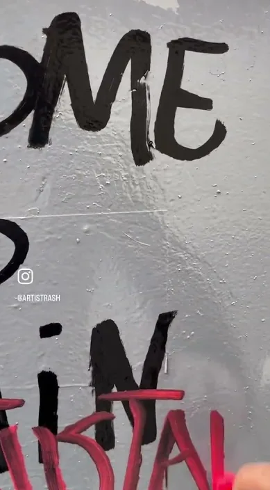 Velkommen til (Welcome) – gadekunst i Barcelona: scene fra Art Is Trash-videoen af Francisco de Pájaro