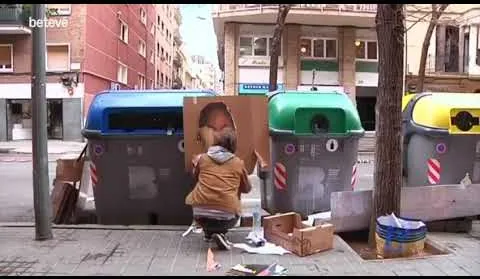y Balu en la calle haciendo arte. Barcelona, 2021 – arte urbano: escena del vídeo de Art Is Trash de Francisco de Pájaro
