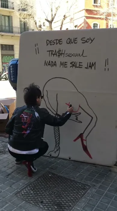 Je suis (YO es) – street art à Barcelone : scène de la vidéo Art Is Trash de Francisco de Pájaro