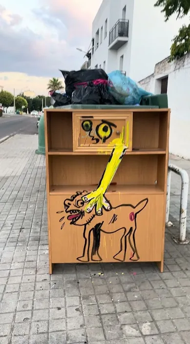 Armário velho com um cão pintado, deixado numa rua de Zafra, obra de Art Is Trash